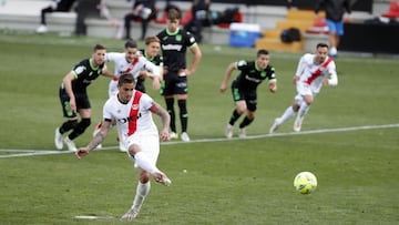 Trejo anota el 1-1 de penalti.