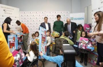 Fernando Verdasco junto con Irene Villa y el Dr. Ángel Martín repartieron juguetes por gentileza de la Clínica Menorca.