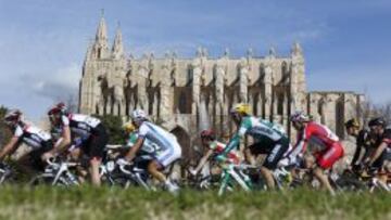 El pelot&oacute;n de 2013, a su paso por la Catedral en Palma de Mallorca.