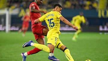 VILLARREAL (CASTELLÓN), 22/02/2026.- El defensa uruguayo del Villarreal Santiago Mouriño (d) intenta llevarse el balón ante el delantero nigeriano del Valencia Umar Sadiq durante el encuentro correspondiente a la jornada 25 de Laliga EA Sports que disputan Villarreal CF y Valencia CF este domingo en el estadio de La Cerámica de Villarreal. EFE/ Andreu Esteban
