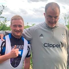 La última "locura" de Bielsa: socorrió a un ciclista en la calle