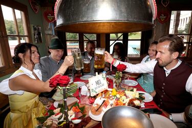 Harry Kane con su mujer, Katie Goodland, Joshua Kimmich y su esposa Lina Kimmich, y Konrad Laimer con su cónyuge Ines-Sarah Laimer durante la fiesta del Oktoberfest celebrada en Múnich.