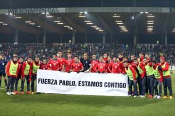 Los jugadores de la Roja con el cartel en apoyo a Pablo Otárola.