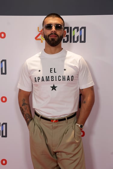 Manuel Turizo posa en el photocall antes de empezar su concierto para un grupo reducido en el Teatro Eslava.