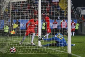 Futbol, Chile v Jamaica.
Partido amistoso 2016.
El jugador de la seleccion chilena Nicolas Castillo, izquierda, marca su gol contra Jamaica durante el partido amistoso disputado en el estadio Sausalito de Vina del Mar, Chile.
27/05/2016
Marcelo Hernandez/Photosport***********

Football, Chile v Jamaica.
Chile's player Nicolas Castillo,,left, scores his goal  against Jamaica during the friendly football match held at the Sausalito stadium in Vina del Mar, Chile.
27/05/2016
Marcelo Hernandez/Photosport*