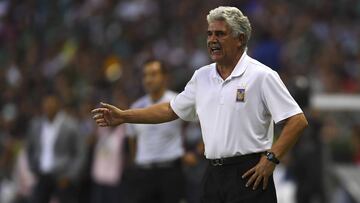 Ricardo Ferretti dirigiendo a Tigres durante la final de Clausura 2019.