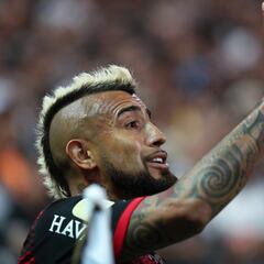 Abren debate sobre el mejor de la historia: los tres chilenos que superan a Vidal en una lista