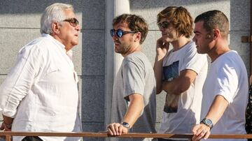 Pablo y Fonsi Nieto junto al empresario Juan Palacios en el velatorio.