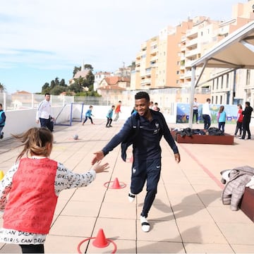 En marzo, visitó el colegio Cap d’Ail en la Costa Azul con el resto de "Les Bleus" (la Selección Francesa de Fútbol).
Publicaba en su Instagram esta foto y la titulaba: 
“Gracias a los niños del colegio Cap d’Ail por este gran momento” 