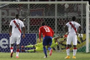 Claudio Bravo se estira pero el disparo de Paolo Guerrero desde el punto penal se irá desviado.