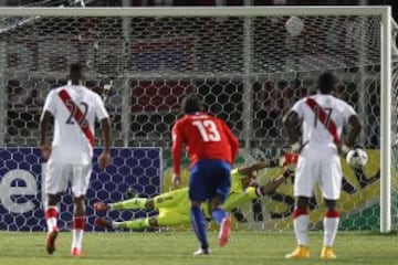 Claudio Bravo se estira pero el disparo de Paolo Guerrero desde el punto penal se ir&aacute; desviado.