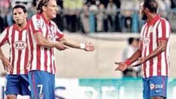 <b>REACCIÓN. </b>Forlán discute con Sinama en el partido del miércoles.