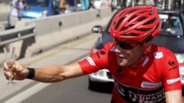 El estadounidense Chris Horner (Radioshack), ganador de la Vuelta Ciclista a Espa&ntilde;a brinda con champ&aacute;n, en el pelot&oacute;n, durante la vig&eacute;sima primera etapa disputada entre Leganes y Madrid, de 142,2 kil&oacute;metros .