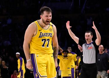 Alegría de Luka Doncic durante el partido de NBA entre los Los Angeles Lakers y los New York Knicks.