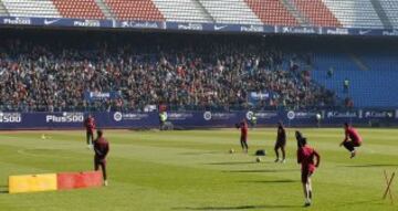 El estadio Vicente Calderón acogió el entrenamiento ante sus aficionados.
