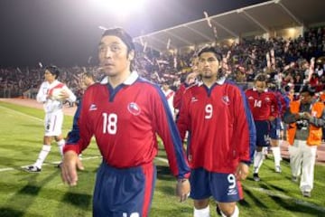 2005: Chile volvía a Lima para enfrentar a los peruanos en las claisificatorias rumbo al Mundial de Alemania 2006. Victoria local por 2-1 (Farfán y Guerrero, descuento de Chamagol González). Chile terminó con uno menos por la expulsión de Rodrigo Meléndez tras áspera discusión con cuatro peruanos. Esta derrota significó el despido de Juvenal Olmos en la banca chilena.