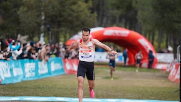 Yahya Aouina cruza el primero la línea de meta del Campeonato de España de cross.