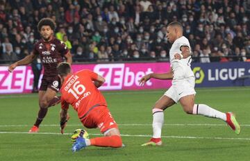 Paris Saint-Germain's French forward Kylian Mbappe (R) fights for the ball with Metz's French-Algerian goalkeeper Alexandre Oukidja during the French L1 football match between FC Metz and Paris Saint-Germain (PSG) at the Saint-Symphorien Stadium in Longev