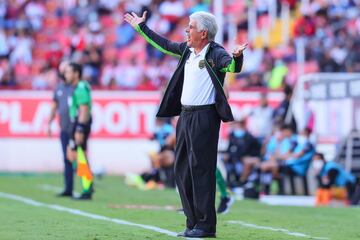 Ricardo Ferretti, brasileño, durante un partido de los Bravos de Juárez, equipo al que dirige.