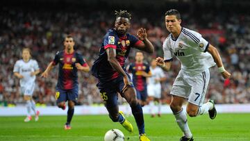 MADRID, SPAIN - AUGUST 29: Cristiano Ronaldo of Real Madrid duels for the ball with Alex Song of FC Barcelona during the Supercopa second leg match between Real Madrid and Barcelona at Estadio Santiago Bernabeu on August 29, 2012 in Madrid, Spain.  (Photo by Gonzalo Arroyo Moreno/Getty Images)