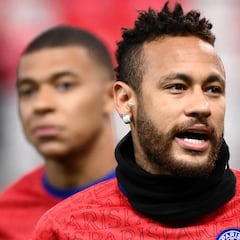 Neymar bloquea a Mbappé
