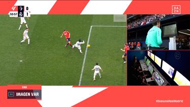 El pisotón de Camavinga a Budimir por el que Munuera Montero pitó penalti tras revisar la jugada en el monitor del VAR en el Osasuna-Real Madrid de la jornada 24 de LaLiga EA Sports.