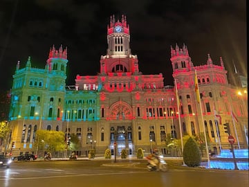 La Real Casa de Correos iluminada con los colores de la candidatura de España y Portugal para el Mundial 2030.