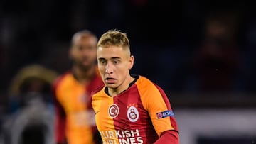 Emre Mor conduce el balón durante el partido entre el PSG y el Galatasaray en el Parque de los Príncipes.