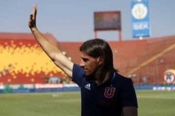 El entrenador de Universidad de Chile, Sebastian Beccacece, toma su lugar antes del partido de primera division contra Union Española disputado en el estadio Santa Laura de Santiago, Chile.