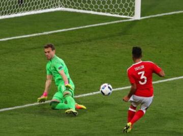 0-2. Neil Taylor anotó el segundo tanto. El portero Igor Akinfeev.