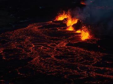 En menos de 120 minutos después del comienzo de la erupción, este frente de lava estaba a solo 200 metros de las barreras protectoras.