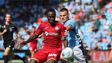 VIGO, 17/08/2025.- El delantero del Celta de Vigo Ferran Jutglà (d) lucha por el balón con el defensa togolés del Getafe Djené Dakonam Ortega durante el partido de LaLiga disputado este domingo en el estadio de Balaídos en Vigo. EFE/ Salvador Sas