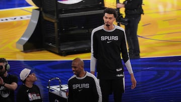 Victor Wembanyama y Chris Paul -