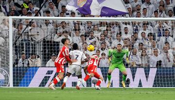 El jugador brasileño del Real Madrid remata el balón con la parte superior del brazo derecho entre forcejeos con la defensa del Almería. 