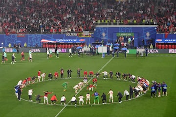 Curiosa celebración en el centro del campo de la selección de Turquía tras ganar a Austria en el partido de octavos de final. 