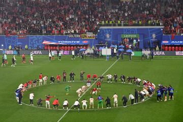 Curiosa celebración en el centro del campo de la selección de Turquía tras ganar a Austria en el partido de octavos de final. 