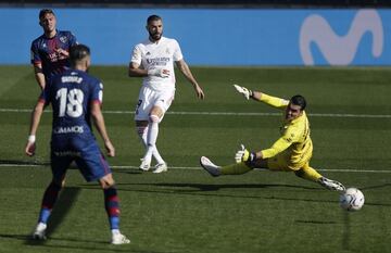 Real Madrid 2-0 Huesca | Centro de Lucas V¨¢zquez desde la derecha que recibi¨® Benzema en el segundo palo, la embolsa con el pecho y le peg¨® cruzado para batir a Andr¨¦s.