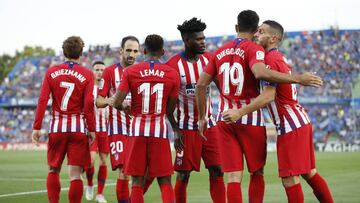 Los jugadores del Atlético celebran el segundo gol de Lemar.