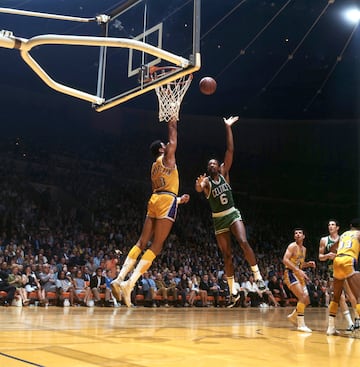 Los Celtics ganaban por 17 puntos y estuvieron a punto de perder, pero Don Nelson asegur¨® el t¨ªtulo con una canasta para el recuerdo, llena de suspense y con un toque de fortuna. Fue el ¨²ltimo anillo de Bill Russell, que se retir¨® tras esta ¨²ltima batalla con Wilt Chamberlain. Jerry West se llev¨® el MVP a pesar de la derrota, algo que no ha vuelto a pasar en la NBA. Un p¨ªrrico premio para unos Lakers que estaban tan seguros del triunfo que el due?o Jack Kent Cooke hab¨ªa encargado que colgaran del techo del Forum, en previsi¨®n de la fiesta, miles de globos con el lema ¡°World Champion Lakers¡±. A Jerry West no le gust¨® nada. Tampoco a Russell, que antes del salto inicial le dijo ¡°esos putos globos no se mover¨¢n del techo¡±.