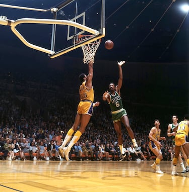
Los Celtics ganaban por 17 puntos y estuvieron a punto de perder, pero Don Nelson aseguró el título con una canasta para el recuerdo, llena de suspense y con un toque de fortuna. Fue el último anillo de Bill Russell, que se retiró tras esta última batalla con Wilt Chamberlain. Jerry West se llevó el MVP a pesar de la derrota, algo que no ha vuelto a pasar en la NBA. Un pírrico premio para unos Lakers que estaban tan seguros del triunfo que el dueño Jack Kent Cooke había encargado que colgaran del techo del Forum, en previsión de la fiesta, miles de globos con el lema “World Champion Lakers”. A Jerry West no le gustó nada. Tampoco a Russell, que antes del salto inicial le dijo “esos putos globos no se moverán del techo”.