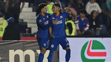 Jugadores de Cruz Azul festejan el gol de Uriel Antuna.