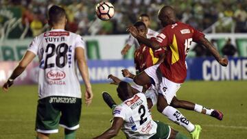Bolivia's Oriente Petrolero players Oscar Ribera (L) and Jhonny Mostacilla (C) vie for the ball with Marco Mosquera (R) of Ecuador's Deportivo Cuenca during their South American Cup football match at the Ramon Aguilera Costas Stadium, in Santa Cruz, on April 6, 2017. / AFP PHOTO / ar / AIZAR RALDES