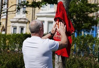 Homenajes en el estadio de Anfield, sede del Liverpool, en memoria de Diogo Jota, fallecido a los 28 años.