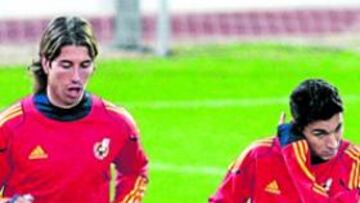 <b>ARROPADO. </b>Sergio Ramos y Negredo flanquean a Navas durante el entrenamiento. Así fue también durante toda la jornada.
