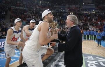 Felipe Reyes recibe la Copa de manos de M谷ndez de Vigo.