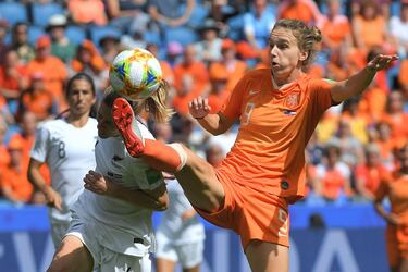 Otra estrella de talla mundial en el fútbol femenino es Vivianne Miedema. La joven delantera holandesa (23 años) está firmando un gran 2019. Ganó la Liga Inglesa con el Arsenal, siendo la máxima goleadora de la Premier Femenina. Además de esto, fue subcampeona del Mundo con Holanda. La atacante del Arsenal no ha bajado en su nivel con el comienzo de la nueva temporada 2019-2020. En lo que va de curso ya lleva catorce dianas, siendo una de las máximas artilleras de las grandes Ligas Europeas. 