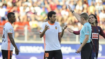 Parejo protesta al colegiado durante el Eibar-Valencia. 