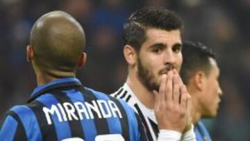 Morata se lamenta en la jugada que terminó en el poste.