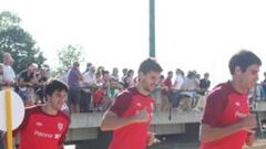 <b>FOCO DE ATENCIÓN. </b>Javi Martínez y Llorente estuvieron en el punto de mira del medio millar de aficionados que fueron a Lezama.  El de Aiegi, más pensativo, tuvo una charla con Luis Bonini en un momento del entrenamiento.