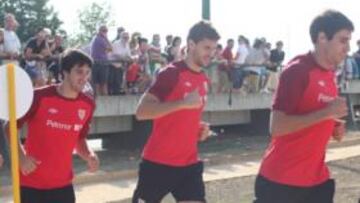 <b>FOCO DE ATENCIÓN. </b>Javi Martínez y Llorente estuvieron en el punto de mira del medio millar de aficionados que fueron a Lezama.  El de Aiegi, más pensativo, tuvo una charla con Luis Bonini en un momento del entrenamiento.